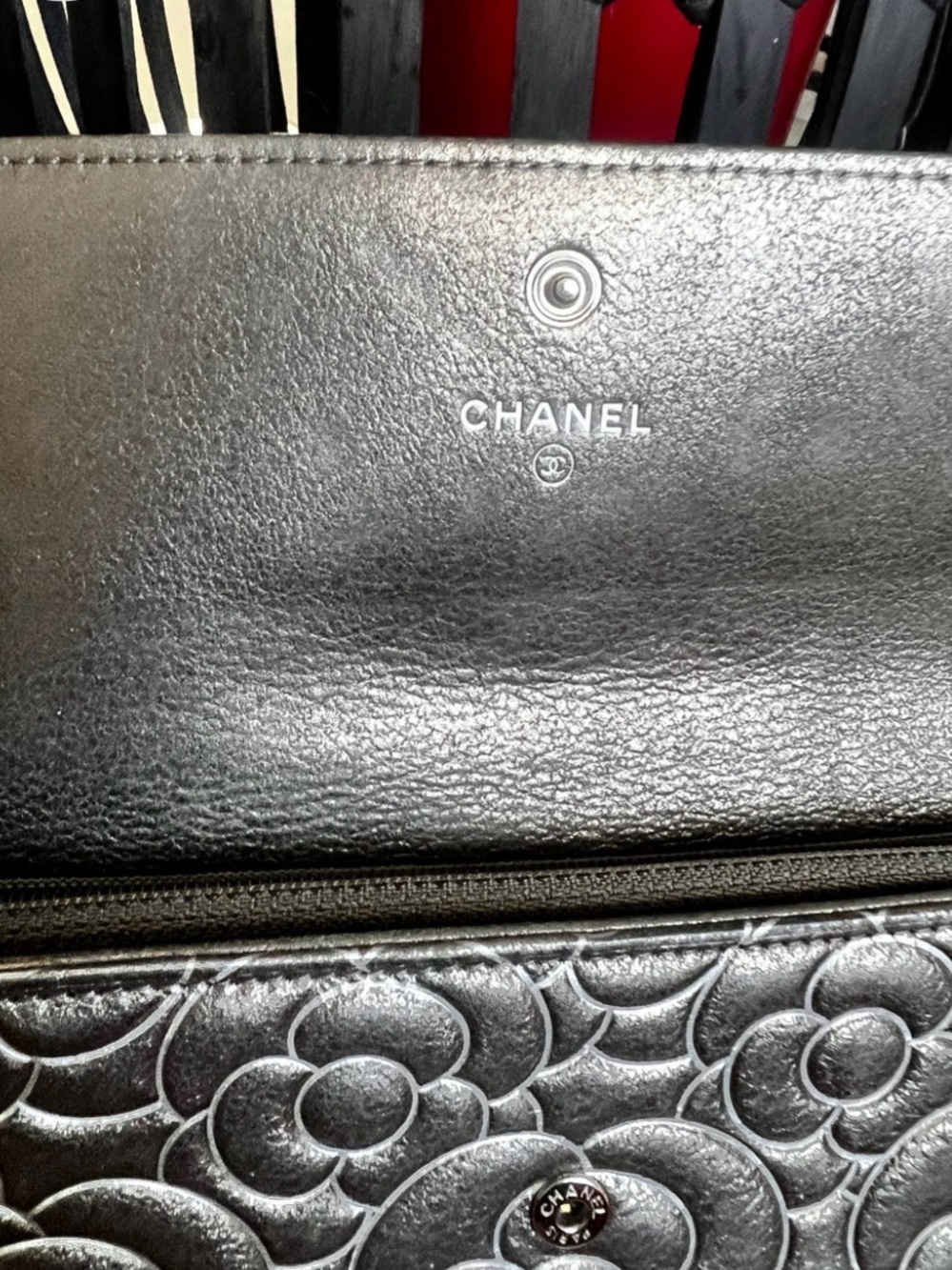 CHANEL Metallic Silver Camellia Quilted long wallet - Picture 4 of 8